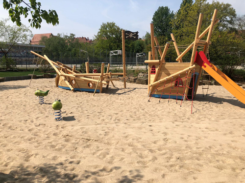 Spielschiff Spielplatz am Goldfischteich